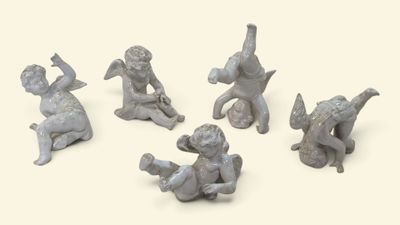 cinq figurines d'anges assis par terre