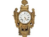 une horloge dorée sur fond blanc, avec un fond blanc