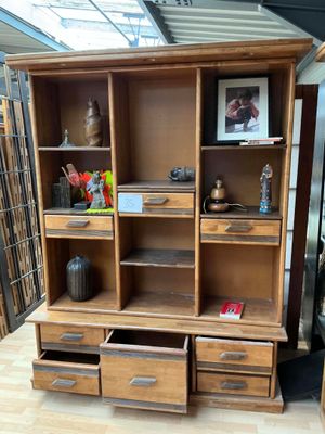 une armoire en bois avec de nombreux tiroirs et une image dessus