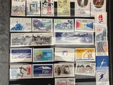 une photo d'une collection de timbres exposée