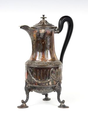 une cafetière en argent posée sur un support, sur fond blanc