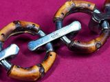a close up of a chain with a clasp on it