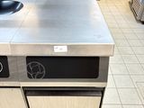 un plan de travail en acier inoxydable dans une cuisine commerciale