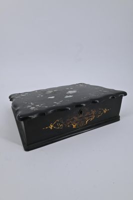 Petit écritoire de voyage en laque noire sur âme en bois et …