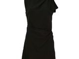 La robe est noire et présente un décolleté froncé.