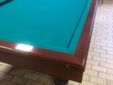 une table de billard au milieu d'un sol carrelé