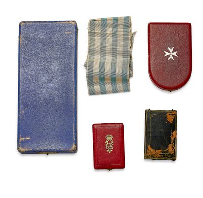 une petite collection d'objets comprenant un livre, un portefeuille et une médaille