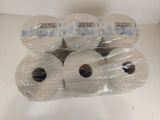 Plusieurs rouleaux de papier toilette, emballés dans du plastique, sont posés sur une table