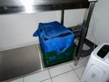 un sac bleu posé sur une étagère dans une cuisine