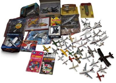 beaucoup de petits avions en jouet posés sur la table