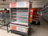 une vitrine au milieu d'une épicerie
