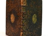 un vieux livre posé sur une table