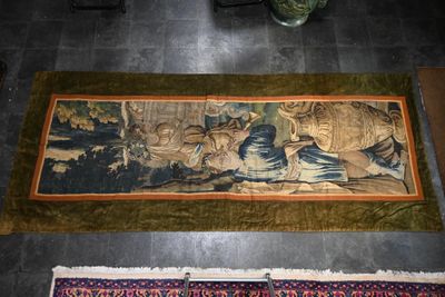 deux tapis posés à même le sol, sur lesquels est représenté un tableau