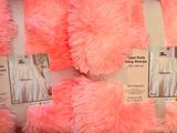 Plusieurs oursons roses sont exposés dans un magasin