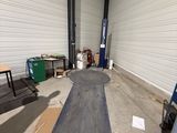un skateur en train de réaliser une figure sur une rampe à l'intérieur d'un immeuble