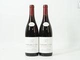 deux bouteilles de vin rouge posées l'une à côté de l'autre sur une surface blanche