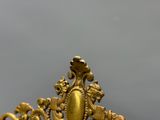 une image représentant une couronne en or posée sur une table en bois