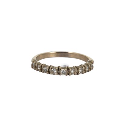 une image représentant une bague en or sertie de cinq diamants