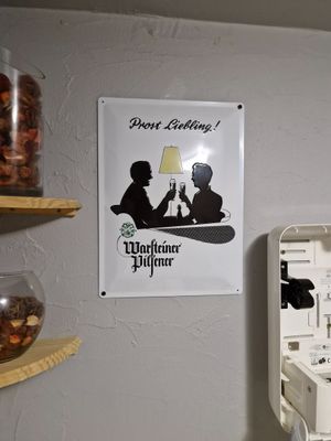 une affiche accrochée au mur d'une cuisine sur laquelle on peut lire « Ne croyez pas »