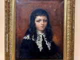 portrait d'une jeune fille vêtue d'une robe noire à col de dentelle blanche