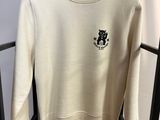 un sweat-shirt blanc avec un chat noir sur le devant et un chat noir dans le dos