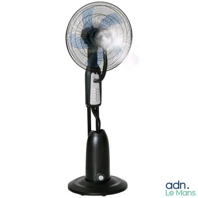 un gros plan d'un ventilateur sur pied, avec un fond blanc