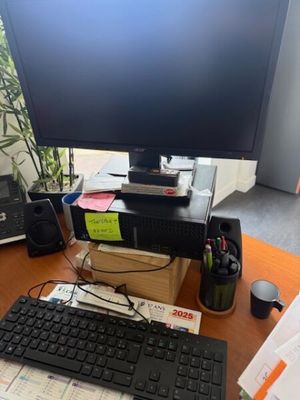 un bureau d'ordinateur avec un clavier, une souris et un écran