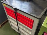 une image d'un établi dans un garage