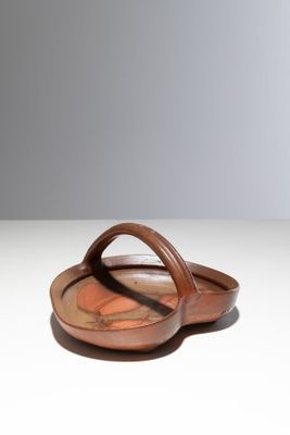 sac à main en cuir marron avec une anse sur fond blanc