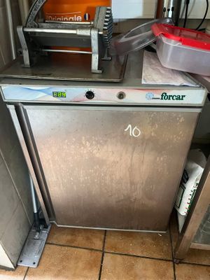 a machine that is sitting on the floor in the kitchen