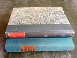 deux livres empilés sur une table