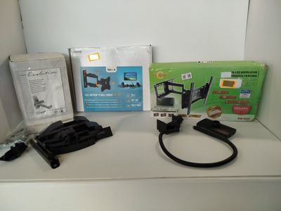 un boîtier électronique posé sur une étagère à côté d'un ordinateur portable