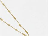 un collier plaqué or composé d'une longue chaîne ornée d'un motif de feuilles