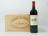 une bouteille de vin posée à côté d'une caisse en bois