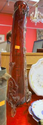 un vase et une assiette posés sur une table dans une pièce