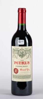 une bouteille de vin posée sur une table