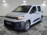 la camionnette blanche est garée sur le sol en damier d'une pièce