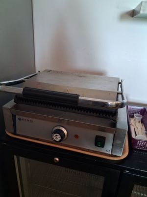 un grille-pain posé sur une table à côté d'un micro-ondes