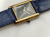 gros plan d'une montre-bracelet avec un bracelet bleu