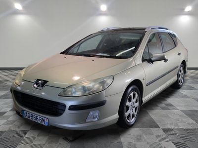la photo d'une voiture argentée garée sur un sol en damier
