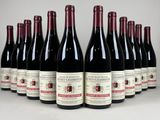six bouteilles de vin rouge sont alignées