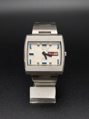 une image représentant une montre argentée avec un cadran rouge et bleu