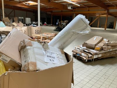 un grand carton rempli de boîtes dans un entrepôt