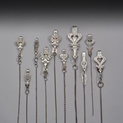 beaucoup d'objets en argent posés sur une table