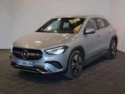 Le SUV Mercedes GLA est garé dans un showroom