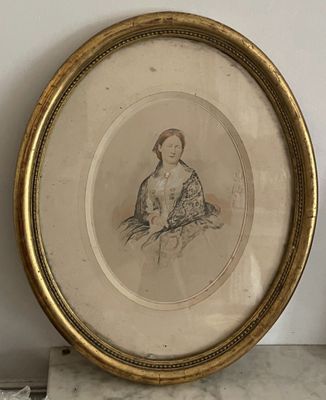 une vieille photo d'une femme assise sur une chaise à côté d'un vase