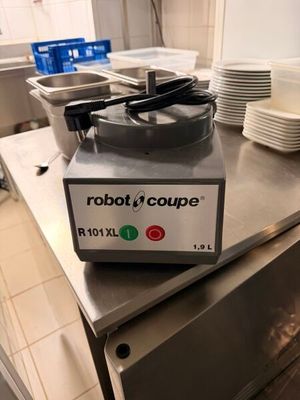 une machine posée sur le comptoir d'une cuisine
