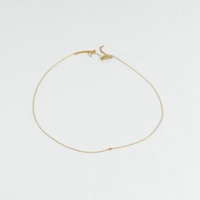 un bracelet en chaîne d'or orné d'un petit oiseau