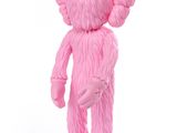 un ours en peluche rose coiffé d'un chapeau blanc