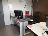 un bureau sur lequel sont posés deux écrans et un ordinateur portable